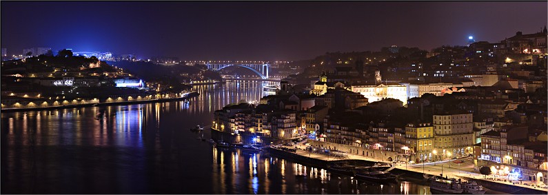 Espectacular imagen nocturna de Oporto vista desde el Río Duero CRUCEROS FLUVIALES DUERO ESPAÑA CROISIEUROPE